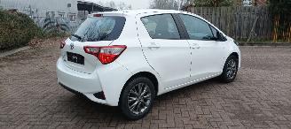 Toyota Yaris Bj:10-2017 Facelift 1.5-Benzine 111pk Touchscreen met Camera Lichtautomaat Drivelane assistent Leren multi stuurwiel Stoelverwarming picture 4