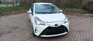Avarii autoturisme Toyota Yaris Bj:10-2017 Facelift 1.5-Benzine 111pk Touchscreen met Camera Lichtautomaat Drivelane assistent Leren multi stuurwiel Stoelverwarming 2017/10