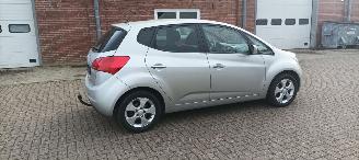 Kia Venga 1.6-DOHC Automatik Climatecontrol Stoelverwarming Lichtautomaat Privacyglas armsteun voor en achter 4xelek ramen Elektrische-spiegels met inklap stand Parkeersensoren Keyless-entry Mistlampen 16-inch Kia velgen picture 3