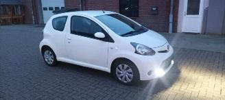Schadeauto Toyota Aygo 1.0-VVTi Airconditioning Navigatie Led-Dagrijverlichting Elektrische ramen Centrale vergrendeling met afstandsbediening Radio-Cd 2013/9