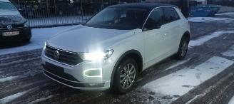 Unfallwagen Volkswagen T-Roc 1.5-TSI 150pk R-Line Design Navi Full-Led koplampen Led achterlichten Climatecontrol CruiseControl Stoelverwarming Lichtautomaat Privacyglas 2021/4
