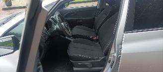 Kia Venga Bj:08-2013 137000km 1.6-Dohc Automatik Climatecontrol Stoelverwarming Keyless entry armsteun voor Elektrische ramen Elektrische-spiegels met parkeerstand Trekhaak Parkeersensoren mistlampen 16 inch velgen picture 11