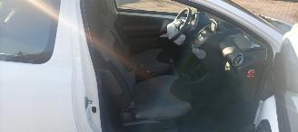 Toyota Aygo Bj:09-2013 Comfort 1.0-VVT-i Navigatie Led verlichting Elektrische ramen Elektrische-spiegels centrale deurvergrendeling met afstandsbediening abs esp getinte ruiten picture 13