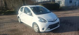 Vaurioauto  passenger cars Toyota Aygo Bj:09-2013 Comfort 1.0-VVT-i Navigatie Led verlichting Elektrische ramen Elektrische-spiegels centrale deurvergrendeling met afstandsbediening abs esp getinte ruiten 2013/9