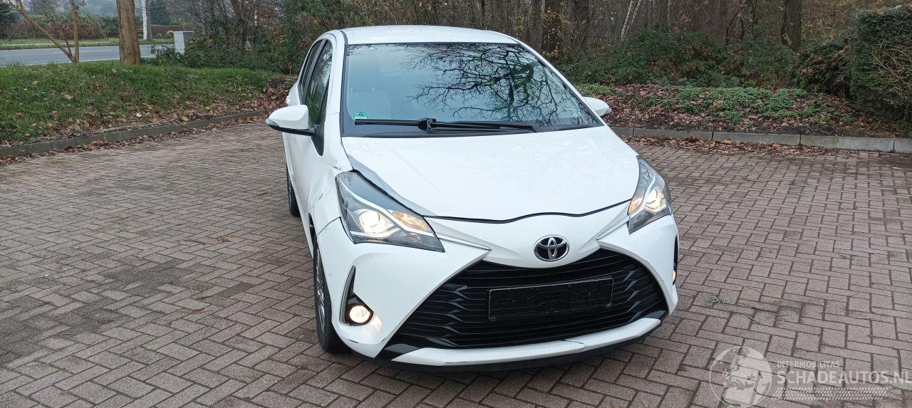 Toyota Yaris Facelift 10-2017 49000km 1.5-Dual VVT-I 112pk 6-bak Airconditioning Navigatie voorbereiding Multi color Display Achteruitrijcamera Lichtautomaat Stoelverwarming stuurwiel met radio Bediening elektrische ramen Elektrische-spiegels met verwarming Centrale v