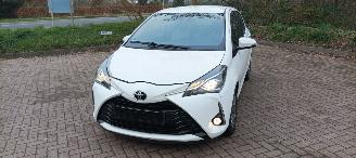 Damaged car Toyota Yaris 1.5 Benzine 112pk Airconditioning Stoelverwarming Lichtautomaat Multi color Display met Achteruitrijcamera 2017/10
