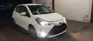 Toyota Yaris 1.5-Dual VVT-I 111pk 6-Versn Airconditioning stoelverwarming Multicolor Touchscreen Display met navi voorbereiding Achteruitrijcamera Mistlampen Toyota velgen Drivelane assistent Licht assistent picture 9
