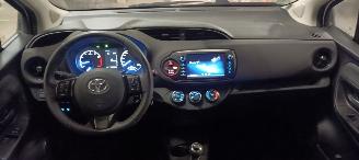 Toyota Yaris 1.5-Dual VVT-I 111pk 6-Versn Airconditioning stoelverwarming Multicolor Touchscreen Display met navi voorbereiding Achteruitrijcamera Mistlampen Toyota velgen Drivelane assistent Licht assistent picture 23