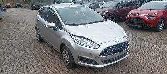 Vaurioauto  passenger cars Ford Fiesta 1.5-TDCI euro-6 Airconditioning stoelverwarming Led koplampen elektrische inklapbare buitenspiegels Parkeersensoren voor& achter 2016/6