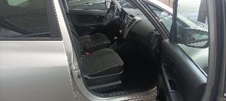 Kia Venga 1.6-16v Automatik Climatecontrol Keyless-entry Stoelverwarming Lichtautomaat Privacyglas armsteun voor en achter Trekhaak Mistlampen 16-inch Kia velgen picture 13