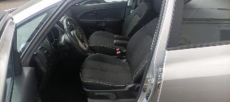 Kia Venga 1.6-16v Automatik Climatecontrol Keyless-entry Stoelverwarming Lichtautomaat Privacyglas armsteun voor en achter Trekhaak Mistlampen 16-inch Kia velgen picture 9