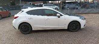 Mazda 3 2.0-Benzine Urban Limited Edition Xenon Led Navigatie Climatecontrol CruiseControl Head up-display Stoelverwarming Lichtautomaat Privacyglas Regensensor Lichtautomaat automatisch dimmende binnenspiegel Blindspot systeem Achteruitrijcamera parkeersensoren  picture 3