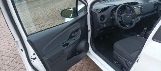 Toyota Yaris Facelift 1.5-VVT-i 111pk 6-bak Airconditioning stoelverwarming Multicolor Touchscreen Display Achteruitrijcamera Lichtautomaat Drivelane assistent leren multistuurwiel mistlampen 15 inch Toyota velgen picture 14