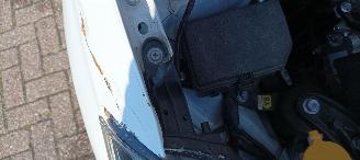 Toyota Yaris Bj: 10-2017 1.5-vvt-i Airconditioning stoelverwarming Multicolor display Regensensor Lichtautomaat Drivelane assistent elektrische ramen Elektrische-spiegels met verwarming Achteruitrijcamera Mistlampen 15inch velgen picture 12