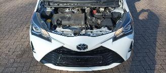 Toyota Yaris Bj: 10-2017 1.5-vvt-i Airconditioning stoelverwarming Multicolor display Regensensor Lichtautomaat Drivelane assistent elektrische ramen Elektrische-spiegels met verwarming Achteruitrijcamera Mistlampen 15inch velgen picture 11