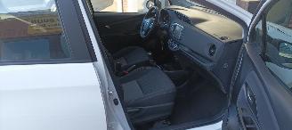 Toyota Yaris Bj: 10-2017 1.5-vvt-i Airconditioning stoelverwarming Multicolor display Regensensor Lichtautomaat Drivelane assistent elektrische ramen Elektrische-spiegels met verwarming Achteruitrijcamera Mistlampen 15inch velgen picture 24