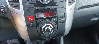 Kia Venga Bj: 8-2013 1.6 Automatik Climatecontrol Keyless-entry Stoelverwarming Lichtautomaat Privacyglas leren stuurwiel armsteun voor en achter Trekhaak Parkeersensoren mistlampen 16 inch velgen picture 12