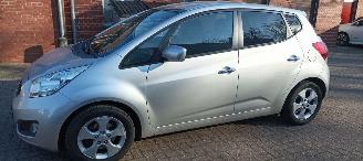 Kia Venga Bj: 8-2013 1.6 Automatik Climatecontrol Keyless-entry Stoelverwarming Lichtautomaat Privacyglas leren stuurwiel armsteun voor en achter Trekhaak Parkeersensoren mistlampen 16 inch velgen picture 2