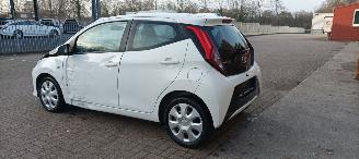 Toyota Aygo X-Play 1.0-VVT-i 72pk Airconditioning Led-Koplampen Led-Achterlichten Elektrische ramen Elektrische-spiegels met verwarming Centrale vergrendeling met afstandsbediening Abs Esp Leren Stuurwiel picture 6