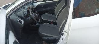 Toyota Aygo X-Play 1.0-VVT-i 72pk Airconditioning Led-Koplampen Led-Achterlichten Elektrische ramen Elektrische-spiegels met verwarming Centrale vergrendeling met afstandsbediening Abs Esp Leren Stuurwiel picture 11