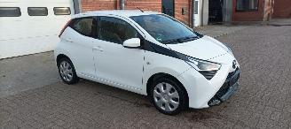 škoda osobní automobily Toyota Aygo X-Play 1.0-VVT-i 72pk Airconditioning Led-Koplampen Led-Achterlichten Elektrische ramen Elektrische-spiegels met verwarming Centrale vergrendeling met afstandsbediening Abs Esp Leren Stuurwiel 2018/9