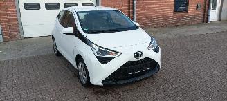Toyota Aygo X-Play 1.0-VVT-i 72pk Airconditioning Led-Koplampen Led-Achterlichten Elektrische ramen Elektrische-spiegels met verwarming Centrale vergrendeling met afstandsbediening Abs Esp Leren Stuurwiel picture 9