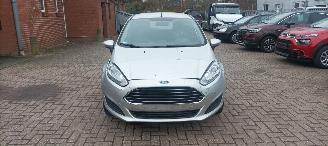 Unfallwagen Ford Fiesta 1.5-TDCI Airconditioning stoelverwarming Led verlichting Parkeersensoren voor & achter Leren Stuurwiel Radio usb Elektrische ramen Elektrische-spiegels met verwarming inklapbare buitenspiegels 2016/6