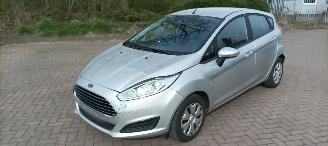  Ford Fiesta 1.5-TDCI Airconditioning stoelverwarming Led verlichting Parkeersensoren voor & achter Leren Stuurwiel Radio usb Elektrische ramen Elektrische-spiegels met verwarming inklapbare buitenspiegels 2016/6
