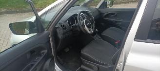 Kia Venga 1.6-16v 125pk Automatik Keyless-entry Climatecontrol Stoelverwarming Lichtautomaat Privacyglas leren stuurwiel met radio bediening armsteun voor Links& Rechts Trekhaak Mistlampen Parkeersensoren achter 16-inch Kia velgen picture 11