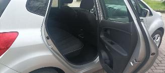 Kia Venga 1.6-16v 125pk Automatik Keyless-entry Climatecontrol Stoelverwarming Lichtautomaat Privacyglas leren stuurwiel met radio bediening armsteun voor Links& Rechts Trekhaak Mistlampen Parkeersensoren achter 16-inch Kia velgen picture 16