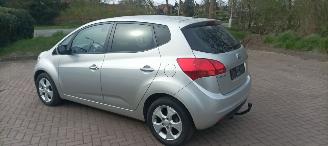 Kia Venga 1.6-16v 125pk Automatik Keyless-entry Climatecontrol Stoelverwarming Lichtautomaat Privacyglas leren stuurwiel met radio bediening armsteun voor Links& Rechts Trekhaak Mistlampen Parkeersensoren achter 16-inch Kia velgen picture 3