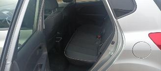 Kia Venga 1.6-16v 125pk Automatik Keyless-entry Climatecontrol Stoelverwarming Lichtautomaat Privacyglas leren stuurwiel met radio bediening armsteun voor Links& Rechts Trekhaak Mistlampen Parkeersensoren achter 16-inch Kia velgen picture 14