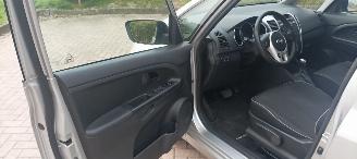 Kia Venga 1.6-16v 125pk Automatik Keyless-entry Climatecontrol Stoelverwarming Lichtautomaat Privacyglas leren stuurwiel met radio bediening armsteun voor Links& Rechts Trekhaak Mistlampen Parkeersensoren achter 16-inch Kia velgen picture 10