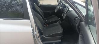 Kia Venga 1.6-16v 125pk Automatik Keyless-entry Climatecontrol Stoelverwarming Lichtautomaat Privacyglas leren stuurwiel met radio bediening armsteun voor Links& Rechts Trekhaak Mistlampen Parkeersensoren achter 16-inch Kia velgen picture 19