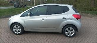 Kia Venga 1.6-16v 125pk Automatik Keyless-entry Climatecontrol Stoelverwarming Lichtautomaat Privacyglas leren stuurwiel met radio bediening armsteun voor Links& Rechts Trekhaak Mistlampen Parkeersensoren achter 16-inch Kia velgen picture 2