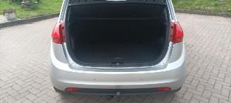 Kia Venga 1.6-16v 125pk Automatik Keyless-entry Climatecontrol Stoelverwarming Lichtautomaat Privacyglas leren stuurwiel met radio bediening armsteun voor Links& Rechts Trekhaak Mistlampen Parkeersensoren achter 16-inch Kia velgen picture 15