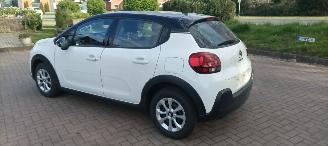 Citroën C3 Shine Bj:10-2018 1.5-HDI 102pk Euro-6  Climatecontrol 1e Eigenaar CruiseControl Stoelverwarming Lichtautomaat Regensensor Drivelane assistent Automatisch dimmende binnenspiegel 4xElektrische ramen Elektrische-spiegels met parkeerstand Parkeersensoren acht picture 4