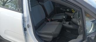 Citroën C3 Shine Bj:10-2018 1.5-HDI 102pk Euro-6  Climatecontrol 1e Eigenaar CruiseControl Stoelverwarming Lichtautomaat Regensensor Drivelane assistent Automatisch dimmende binnenspiegel 4xElektrische ramen Elektrische-spiegels met parkeerstand Parkeersensoren acht picture 23