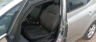 Kia Venga Bj: 08-2013 1.6-DOHC Automaat Stoelverwarming Climatecontrol Lichtautomaat Privacyglas Keyless-entry 4xElektrische ramen Elektrische-spiegels met parkeerstand Parkeersensoren achter Trekhaak Mistlampen 16-inch Kia velgen picture 10