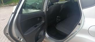 Kia Venga Bj: 08-2013 1.6-DOHC Automaat Stoelverwarming Climatecontrol Lichtautomaat Privacyglas Keyless-entry 4xElektrische ramen Elektrische-spiegels met parkeerstand Parkeersensoren achter Trekhaak Mistlampen 16-inch Kia velgen picture 11