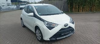 Coche accidentado Toyota Aygo X-Play 1.0-VVT-i 72pk Airco Led koplampen Led achterlichten Elek-ramen elektrische buitenspiegels centrale deurvergrendeling met afstandsbediening Hoogglans buiten design Deelbare achterbank 2018/9