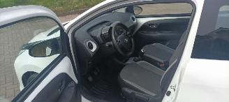 Toyota Aygo X-Play 1.0-VVT-i 72pk Airco Led koplampen Led achterlichten Elek-ramen elektrische buitenspiegels centrale deurvergrendeling met afstandsbediening Hoogglans buiten design Deelbare achterbank picture 12