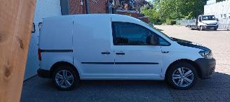 Volkswagen Caddy 2.0-TDI Euro6 75pk Airco Start stop systeem Elektrische ramen Elektrische-spiegels met verwarming Centrale vergrendeling met afstandsbediening Stoffen bekleding Tussenwand met glas Achteruitrijspiegel Laadvloer orgineel vw hout Antislip rubberen mat in  l picture 6