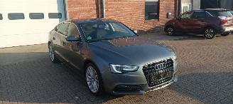 Coche accidentado Audi A5 2.0-TDI Automatik Navi Led Climatecontrol CruiseControl Stoelverwarming Lichtautomaat Regensensor Lichtautomaat Mistlampen Afneembare trekhaak Parkeersensoren 18-inch velgen 2016/2