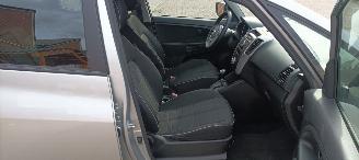 Kia Venga 1.6-16v Automaat Keyless-entry Climatecontrol Stoelverwarming Lichtautomaat Privacyglas leren stuurwiel mistlampen Parkeersensoren Trekhaak 16-inch velgen picture 20