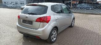 Kia Venga 1.6-16v Automaat Keyless-entry Climatecontrol Stoelverwarming Lichtautomaat Privacyglas leren stuurwiel mistlampen Parkeersensoren Trekhaak 16-inch velgen picture 7
