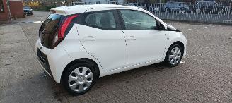 Toyota Aygo 1.0-VVT-i 72pk X-Play airco elektrische buitenspiegels met verwarming Centrale vergrendeling met afstandsbediening Led koplampen led achterlichten Hoogglans buiten design Deelbare achterbank getinte ruiten picture 4