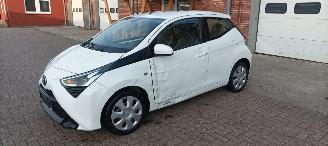 Toyota Aygo 1.0-VVT-i 72pk X-Play airco elektrische buitenspiegels met verwarming Centrale vergrendeling met afstandsbediening Led koplampen led achterlichten Hoogglans buiten design Deelbare achterbank getinte ruiten picture 9