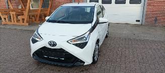 Toyota Aygo 1.0-VVT-i 72pk X-Play airco elektrische buitenspiegels met verwarming Centrale vergrendeling met afstandsbediening Led koplampen led achterlichten Hoogglans buiten design Deelbare achterbank getinte ruiten picture 10
