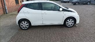 Toyota Aygo 1.0-VVT-i 72pk X-Play airco elektrische buitenspiegels met verwarming Centrale vergrendeling met afstandsbediening Led koplampen led achterlichten Hoogglans buiten design Deelbare achterbank getinte ruiten picture 3
